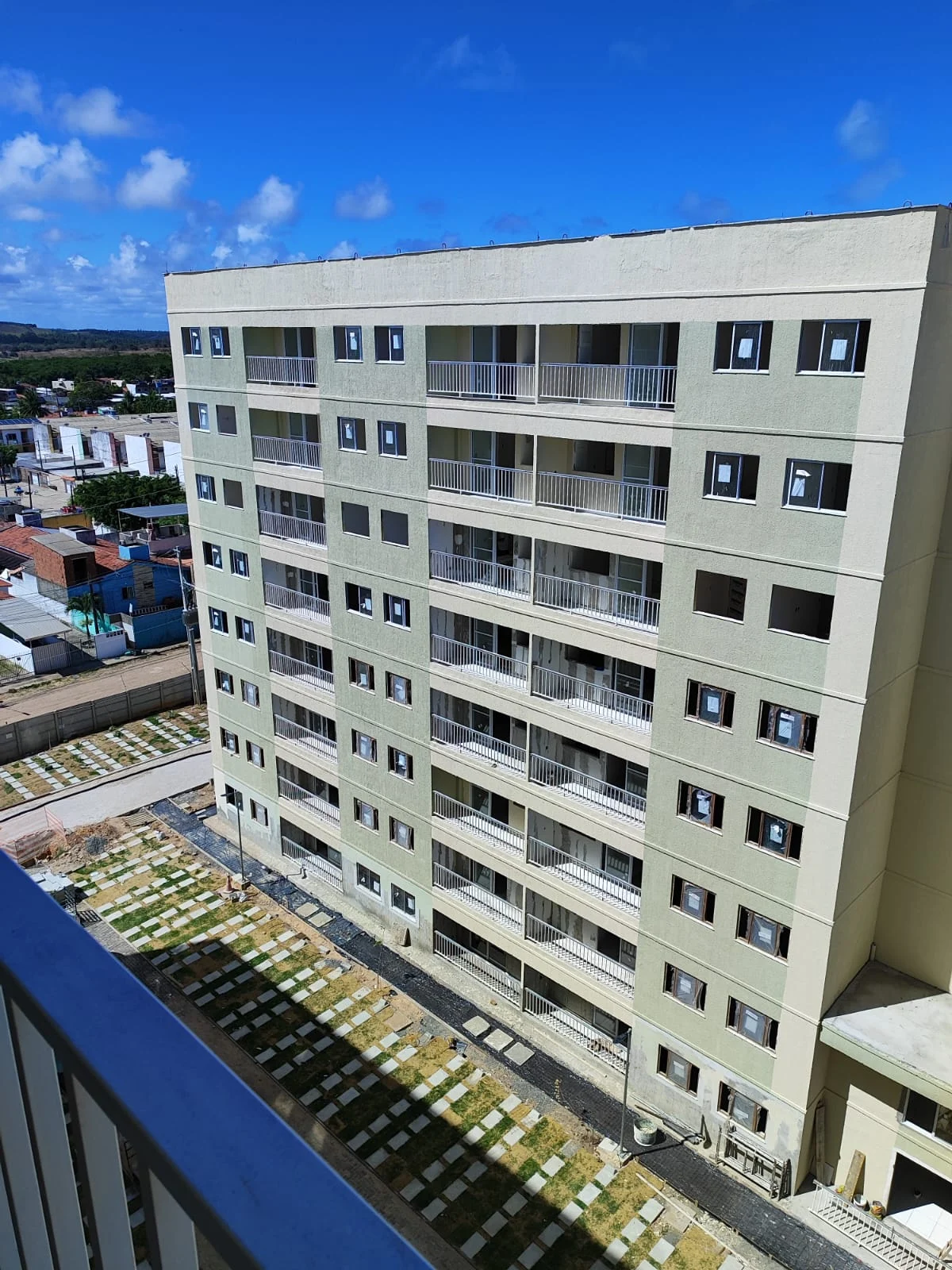 Fachada de edifício residencial com gradis nas varandas